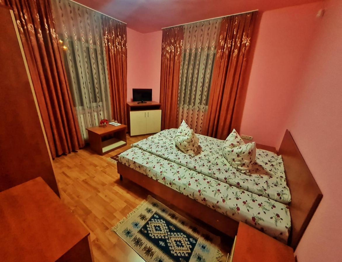 Hotel Pensiunea Sanziana à Oradea Extérieur photo
